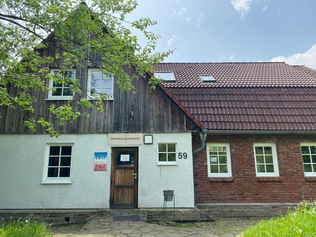 Katılımcıların konaklayacağı evin dış görüntüsü. Çatı katıyla birlikte iki katlı olan ev oldukça geniş görünmekte.