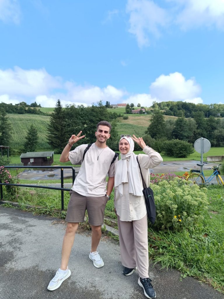 Temsilcilerimiz Batuhan ve Fulya'nın yer aldığı bir fotoğraf karesi