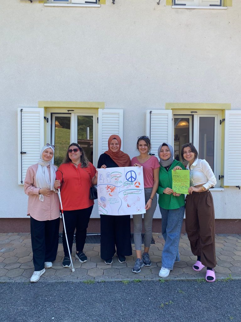 Türk katılımcıların yer aldığı atölye sunumundan bir kare