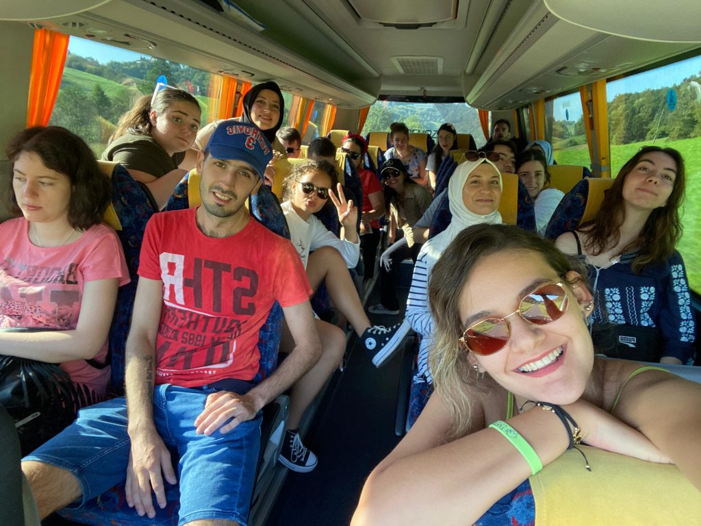 Tüm katılımcılar otobüsle seyahat halindeyken çekilmiş bir kare