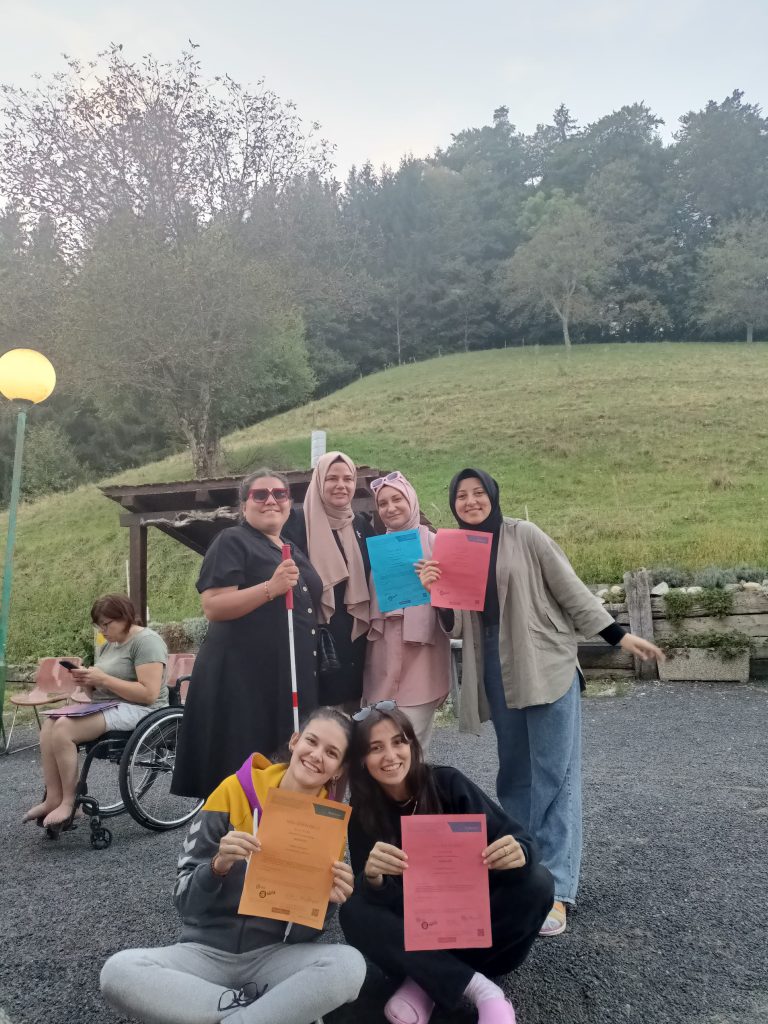 Yürüyüş yapmakta olan katılımcılarla çekilmiş bir kare