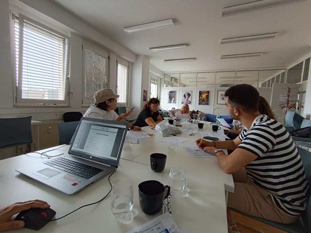 Masa etrafında toplantı esnasında çekilmiş bir kare