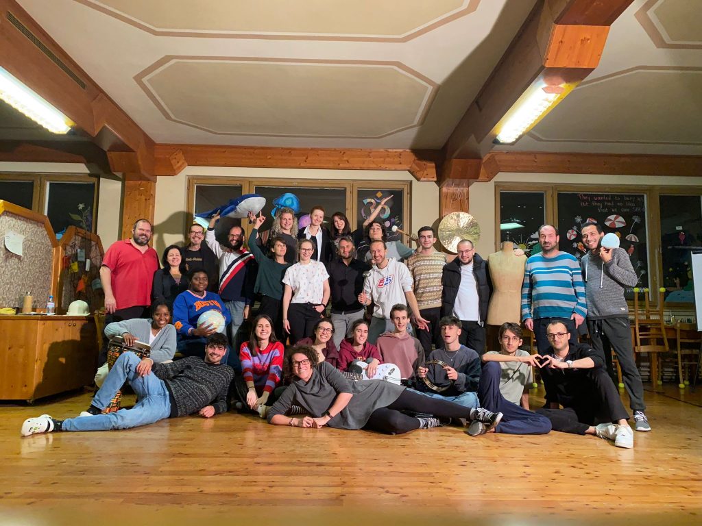 Tüm katılımcıların yer aldığı toplu fotoğraf çekimi.