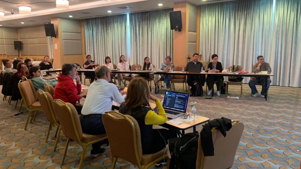 20 kişi U düzeninde oturuyor