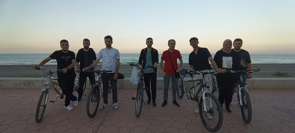 görselde 8 kişi ve 5 adet bisiklet var