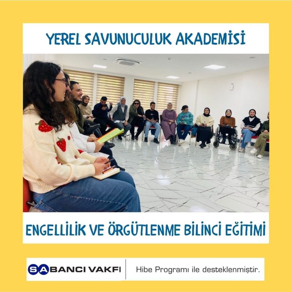 görselde bir grup kişi U düzende oturuyor