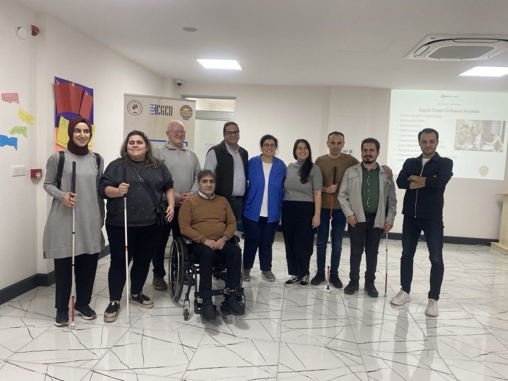 erkek ve kadınlar ayakta poz veriyor