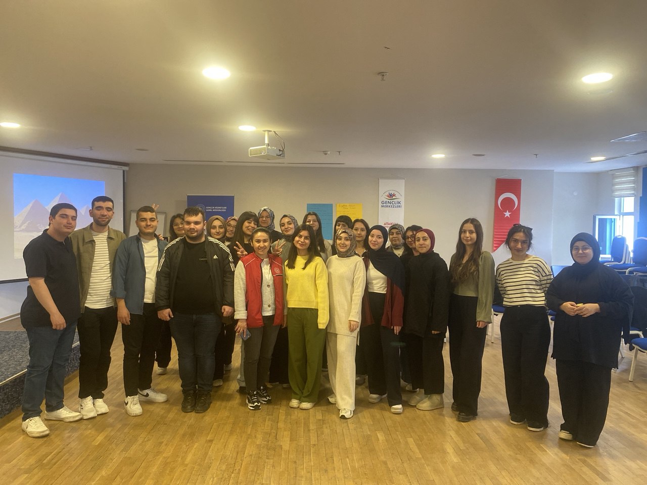 fotoğrafta yaklaşık 25 kişi var. içlerinde görme engelliler de var.